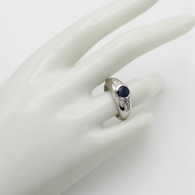 27046466b - Ring mit Saphir und Diamanten, WG 750/000, Saphir ca. 1.7 ct, 2 Diam. im Trapezschliff ...