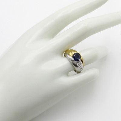 27046468b - Ring mit Saphir und Brillanten, GG/WG 750/ 000, z.T. matt., Saphir in Krappenfassung ca. ...