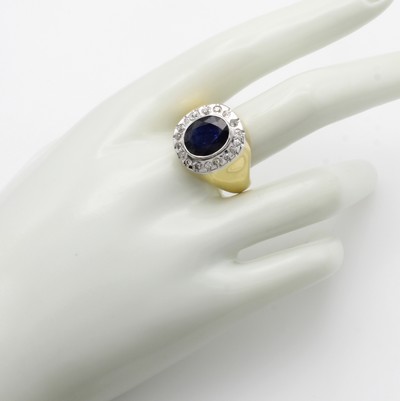 27046470b - Ring mit Saphir und Diamanten, GG 750/000, z.T. rhod., ovaler Saphir ca. 6.5 ct umgeben ...