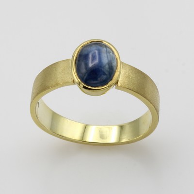 27046471a - Ring mit Saphir, GG 585/000, z.T. matt., ovaler Saphircabochon ca. 1.2 ct, RW ca. 57 ...