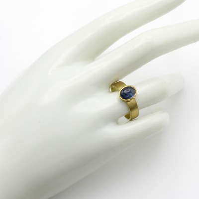 27046471b - Ring mit Saphir, GG 585/000, z.T. matt., ovaler Saphircabochon ca. 1.2 ct, RW ca. 57 ...