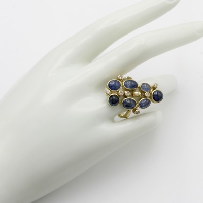 27046473b - Ring mit Saphiren und Brillanten, GG 585/000, 7 Saphircabochons zus. ca. 9.7 ct, Brill. ...