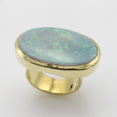 27046480b - Ring mit Opal, GG 585/000, ovaler Opal ca. 12.14 ct, Gesamtgew. ca. 21 g, RW ca. 57 ...
