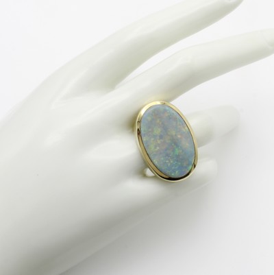 27046480c - Ring mit Opal, GG 585/000, ovaler Opal ca. 12.14 ct, Gesamtgew. ca. 21 g, RW ca. 57 ...