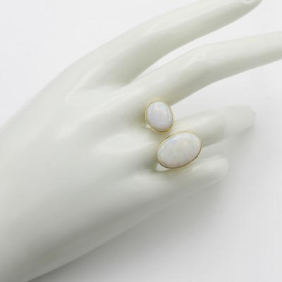 27046482b - Ring mit Opalen, GG 585/000, 2 ovale Opale zus. ca. 7.4 ct, offen gearb., RW ca. 61 ...