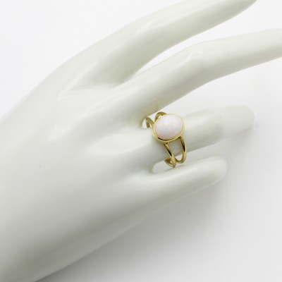 27046484b - Ring mit Opal, GG 585/000, ovaler Opal ca. 2.95 ct, 2-rhg. Schiene, RW ca. 57 ...