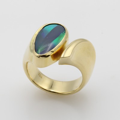 27046486a - Ring mit Opal, GG 750/000, Opal in anged. Tropfenform ca. 4 ct, Gesamtgew. ca. 20.9 g, ...