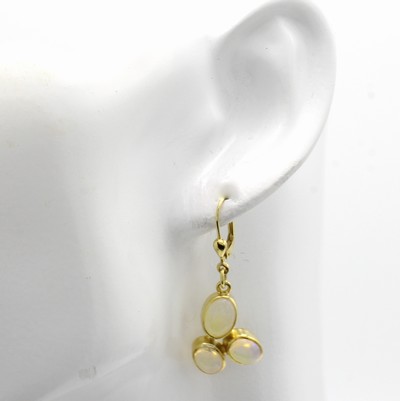 27046490a - Paar Ohrgehänge mit Opalen, GG 585/000, 6 ovale Opale zus. ca. 4 ct, glatte Fassungen ...