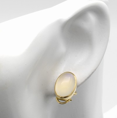 27046491b - Paar Ohrstecker mit Mondsteinen, GG 750/000, 2 ovale Mondsteine zus. ca. 14.5 ct, m. ...