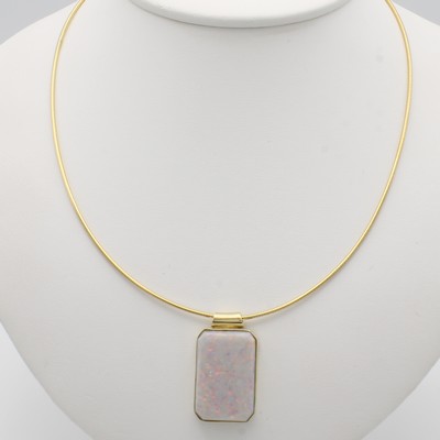 27046497a - Anhänger mit Opal an Omegareif, GG 585/000, achteckiger Opal in glatter Fassung m. ...