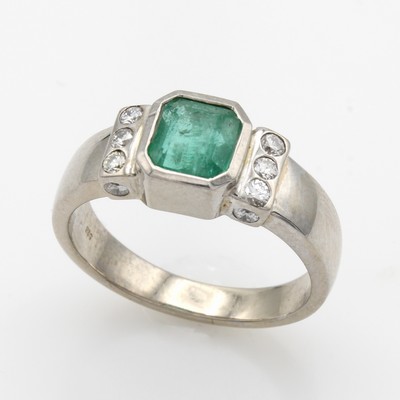27046498a - Ring mit Smaragd und Brillanten, WG 585/000, achteckiger Smaragd ca. 1.65 ct, 6 Brill. ...