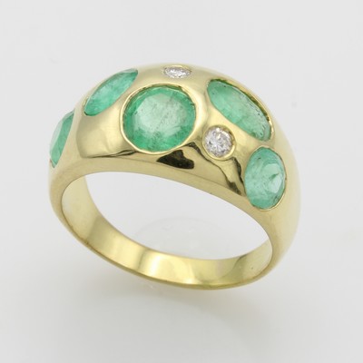 27046499a - Ring mit Smaragden und Brillanten, GG 585/ 000, 5 Smaragde zus. ca. 3.52 ct, 2 Brill. ...