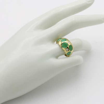 27046499b - Ring mit Smaragden und Brillanten, GG 585/ 000, 5 Smaragde zus. ca. 3.52 ct, 2 Brill. ...