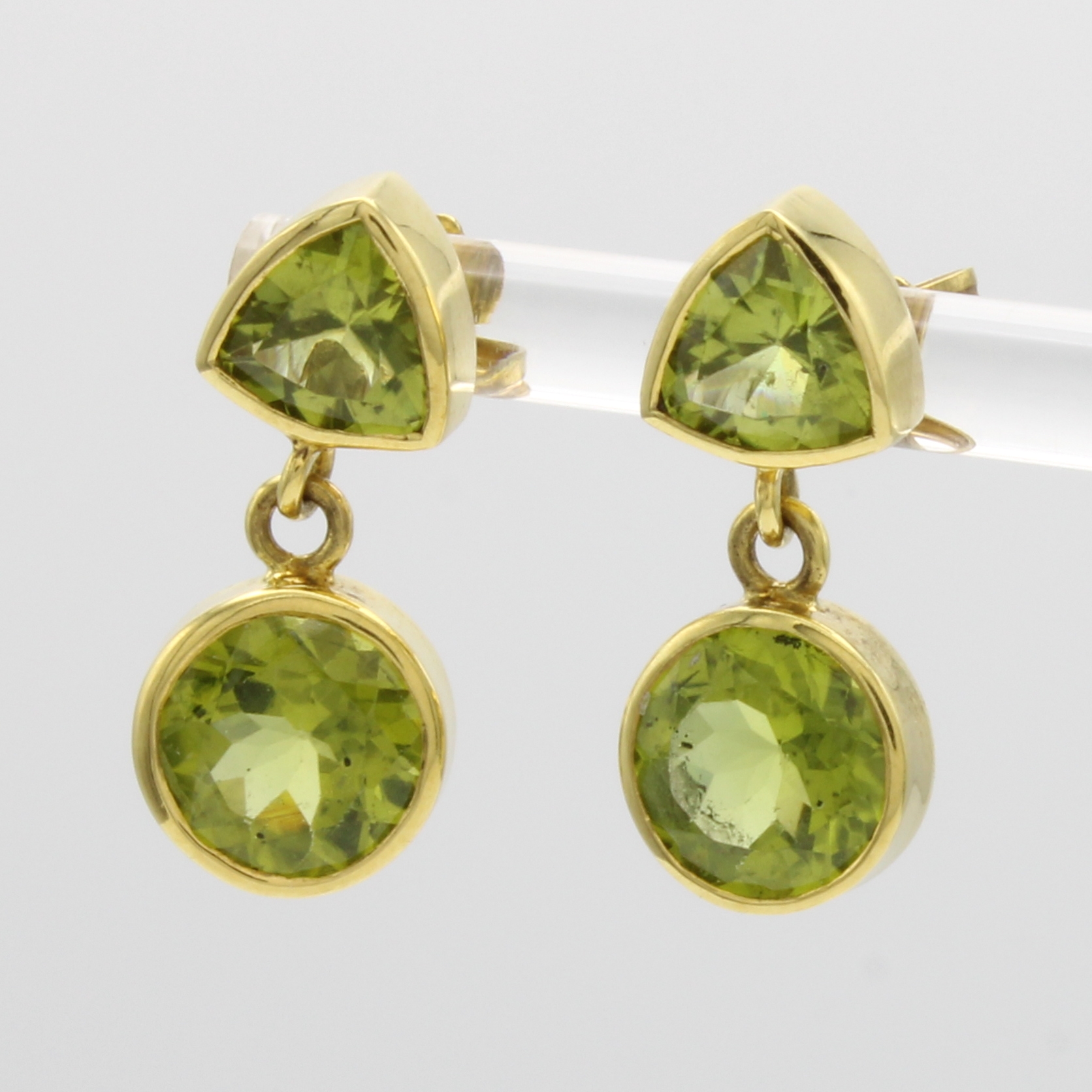 Image 27046503 - Paar Ohrstecker mit Peridots, GG 585/000, dreieckige u. runde Peridots zus. ca. 7.5 ct, ...