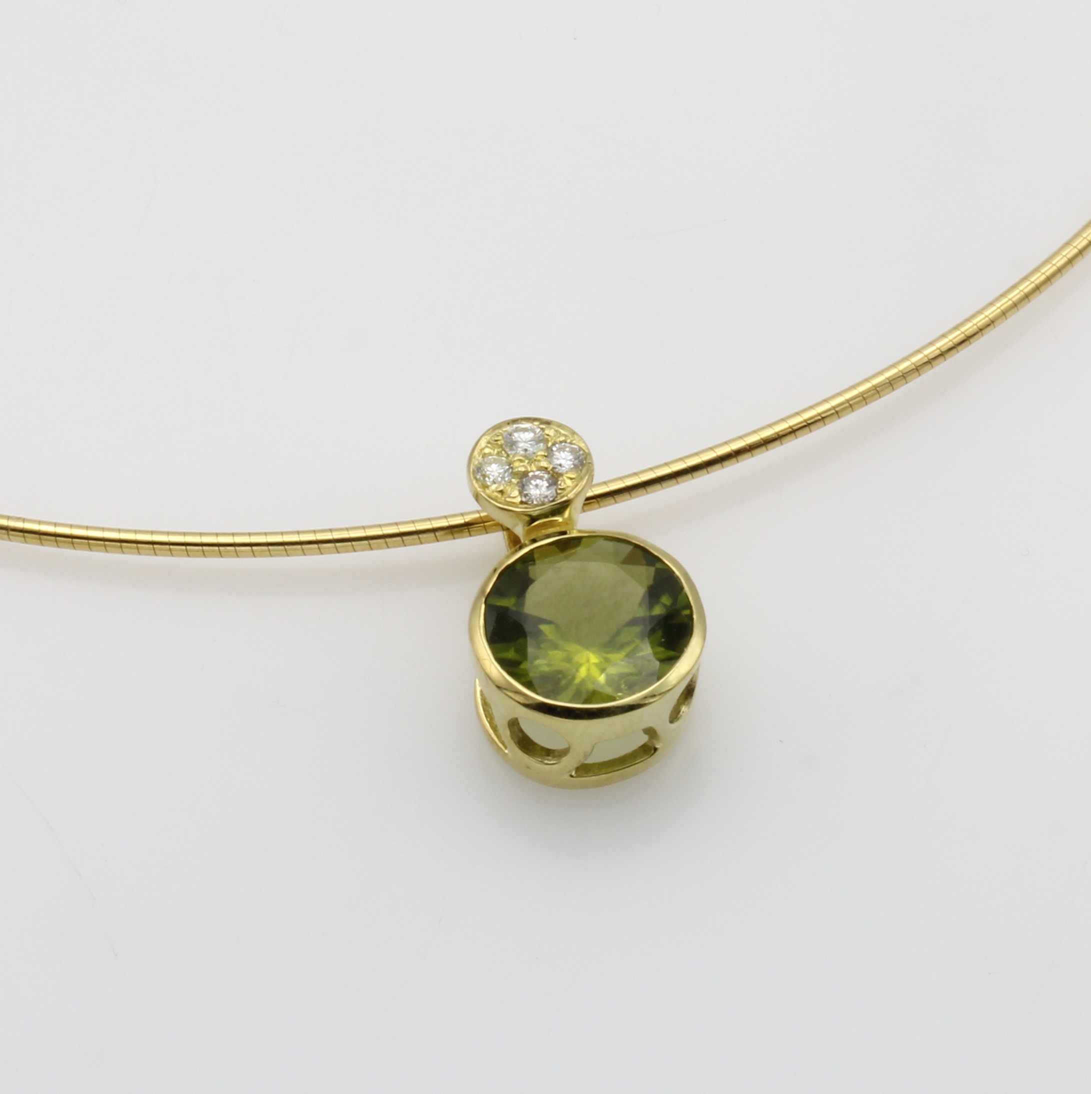 Image 27046508 - Anhänger mit Peridot und Brillanten an Omegareif, GG 585/000, Peridot ca. 3.2 ct, ...