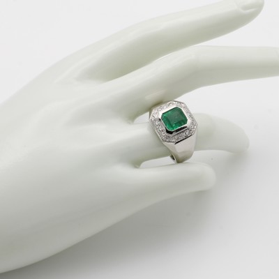 27046500b - Ring mit Smaragd und Brillanten, WG 750/000, achteckiger Smaragd ca. 2.66 ct umgeben v. ...