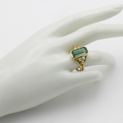 27046501c - Ring mit Turmalin und Brillanten, GG 585/000, achteckiger, grüner Turmalin ca. 5.6 ct, ...
