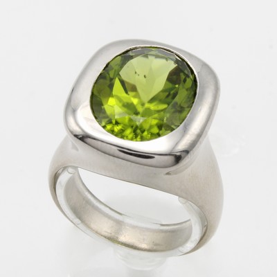 27046502a - Ring mit Peridot, WG 585/000, ovaler Peridot ca. 10.75 ct, Gesamtgew. ca. 21.2 g, RW ca. ...