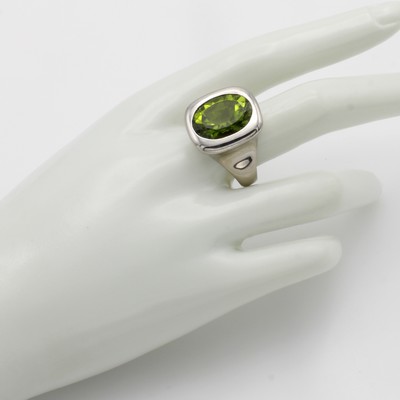 27046502b - Ring mit Peridot, WG 585/000, ovaler Peridot ca. 10.75 ct, Gesamtgew. ca. 21.2 g, RW ca. ...