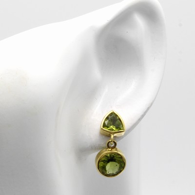 27046503a - Paar Ohrstecker mit Peridots, GG 585/000, dreieckige u. runde Peridots zus. ca. 7.5 ct, ...