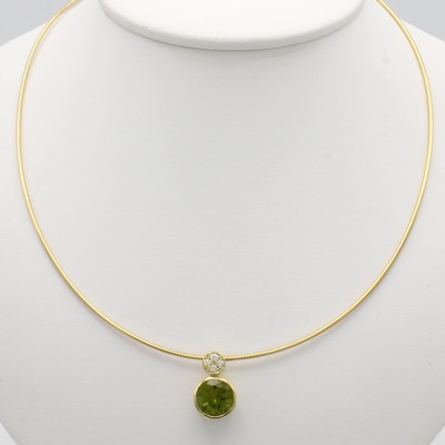 27046508a - Anhänger mit Peridot und Brillanten an Omegareif, GG 585/000, Peridot ca. 3.2 ct, ...