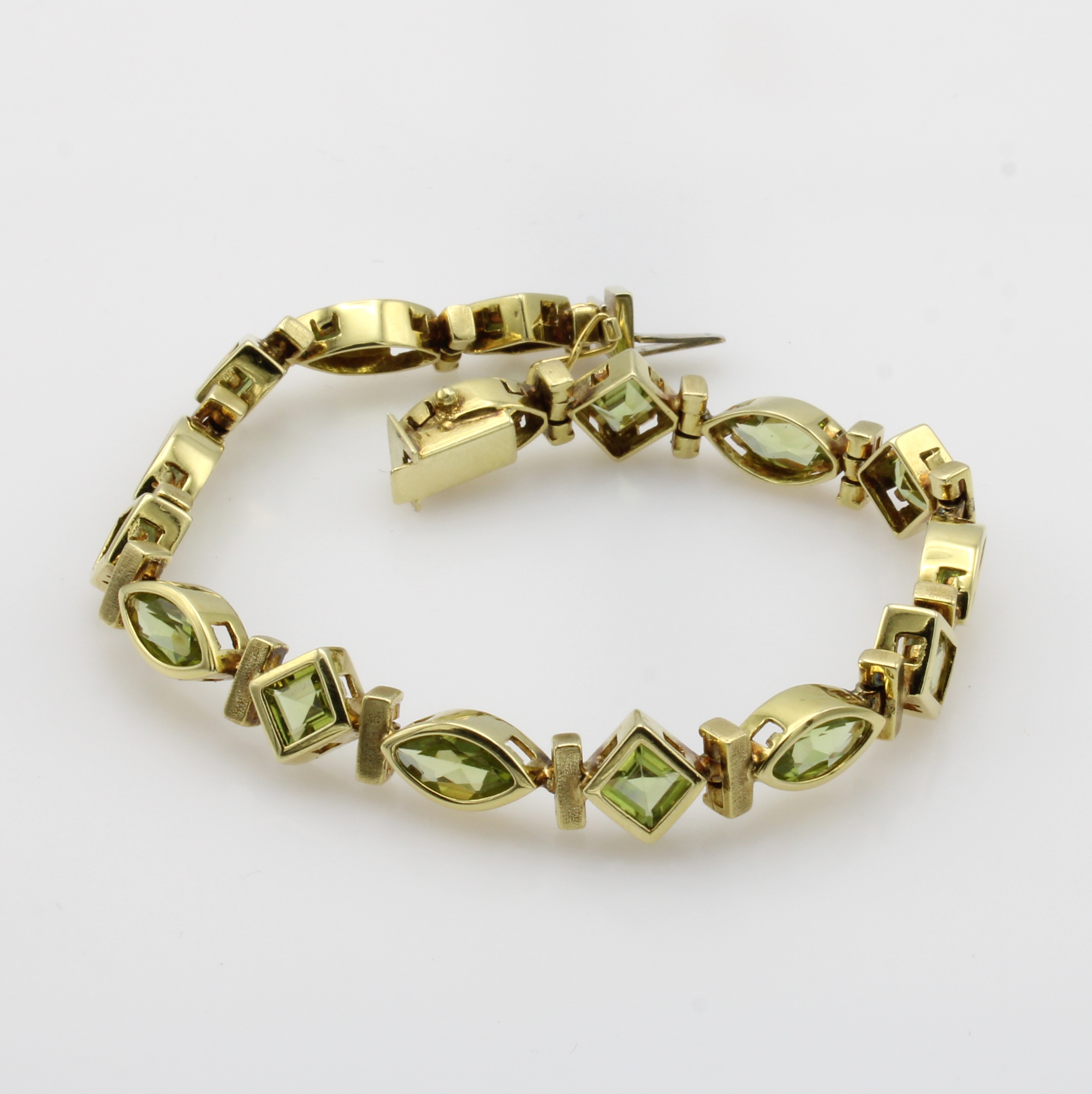 Image 27046938 - Armband mit Peridots, GG 585/000, z.T. matt., carrée- u. navettef. Peridots zus. ca. ...