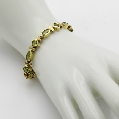 27046938a - Armband mit Peridots, GG 585/000, z.T. matt., carrée- u. navettef. Peridots zus. ca. ...