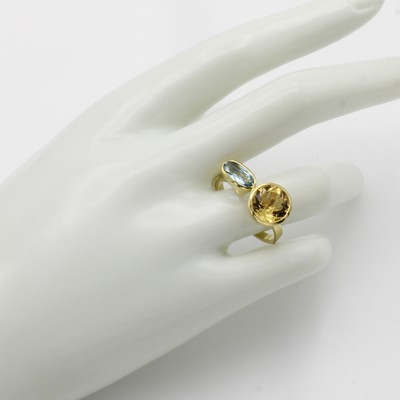 27046988b - Ring mit Aquamarin und Beryll, GG 585/000, 2 Farbsteine zus. ca. 4.14 ct, RW ca. 60 ...