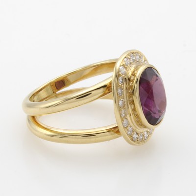 27046990a - Ring mit Turmalin und Diamanten, GG 585/000, ovaler, roter Turmalin ca. 3 ct umgeben v. ...