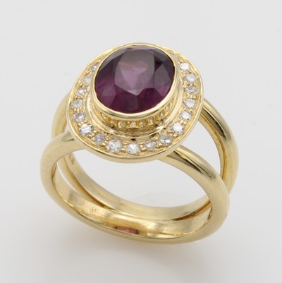 27046990b - Ring mit Turmalin und Diamanten, GG 585/000, ovaler, roter Turmalin ca. 3 ct umgeben v. ...