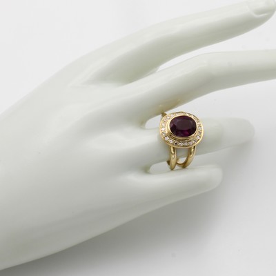 27046990c - Ring mit Turmalin und Diamanten, GG 585/000, ovaler, roter Turmalin ca. 3 ct umgeben v. ...