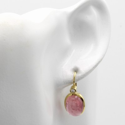 27046991a - Paar Ohrhaken mit Turmalinen und Brillanten, GG 585/000, ovale, rosa Turmalincabochons ...