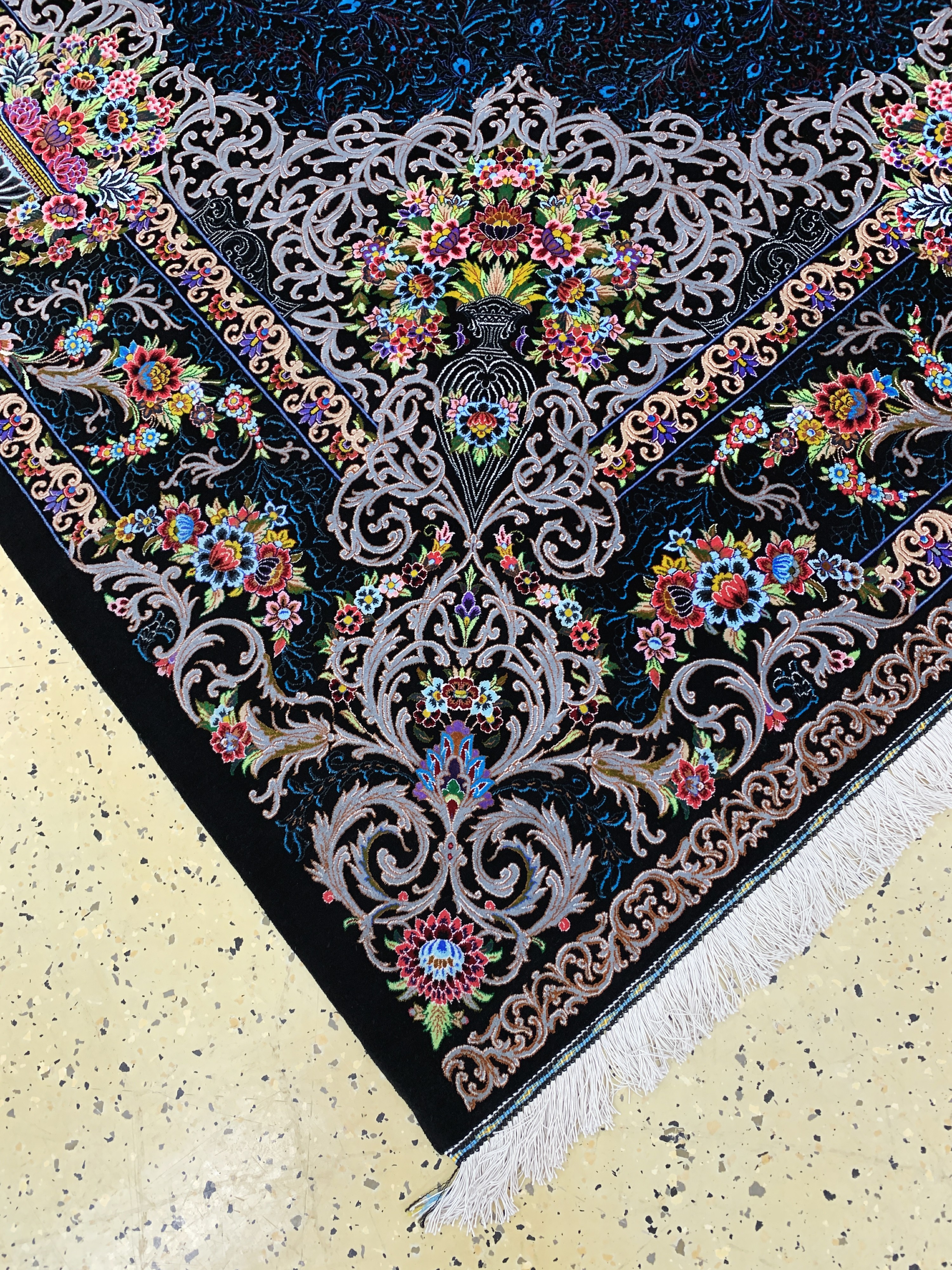 Detail b: Ghom Seide fein signiert, Persien, ca. 20 Jahre, reine Naturseide, ca. 303 x 199 cm, ca.1,0 Mio. Kn/qm, (sehr guter Zustand)