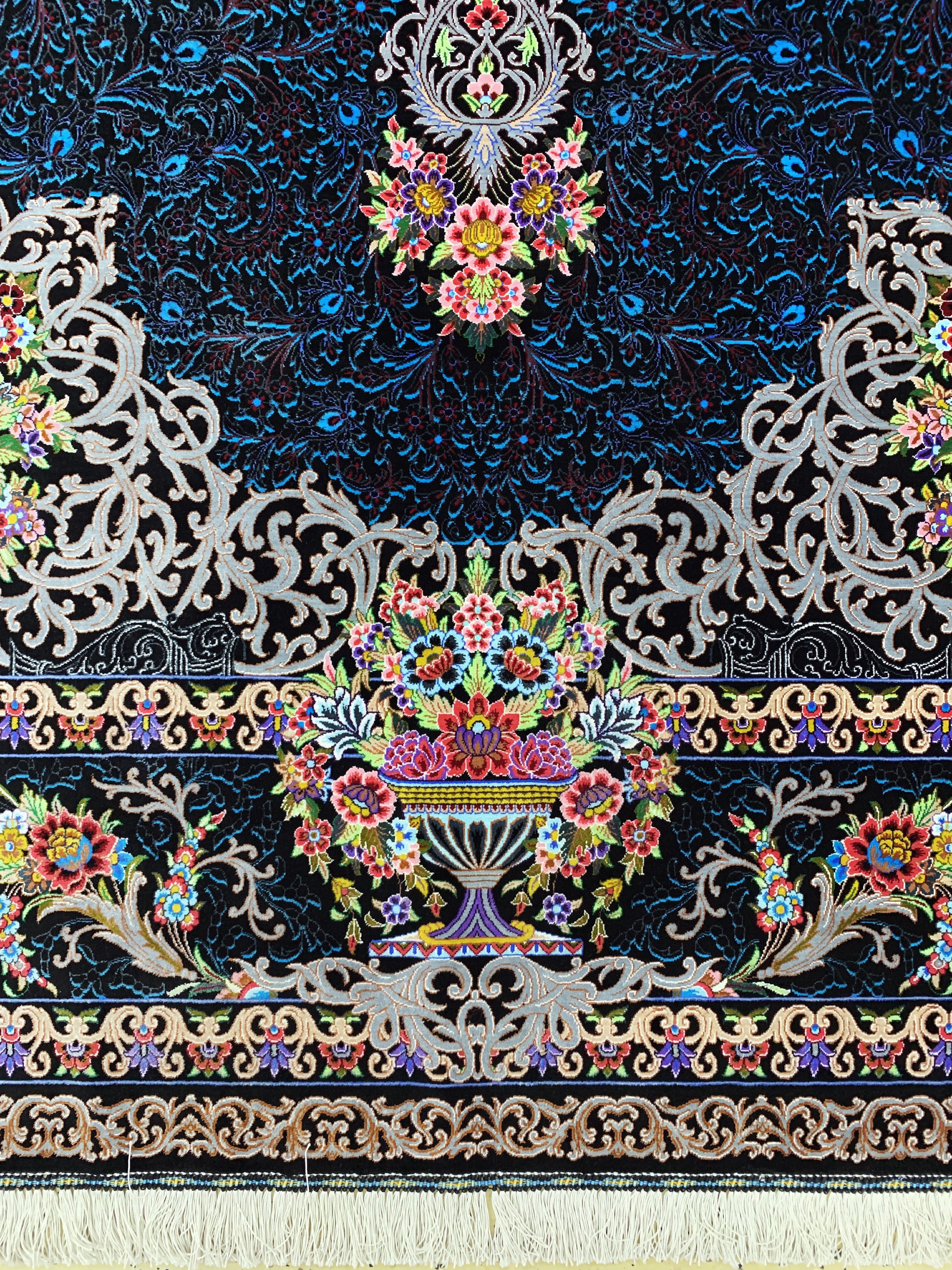 Detail c: Ghom Seide fein signiert, Persien, ca. 20 Jahre, reine Naturseide, ca. 303 x 199 cm, ca.1,0 Mio. Kn/qm, (sehr guter Zustand)