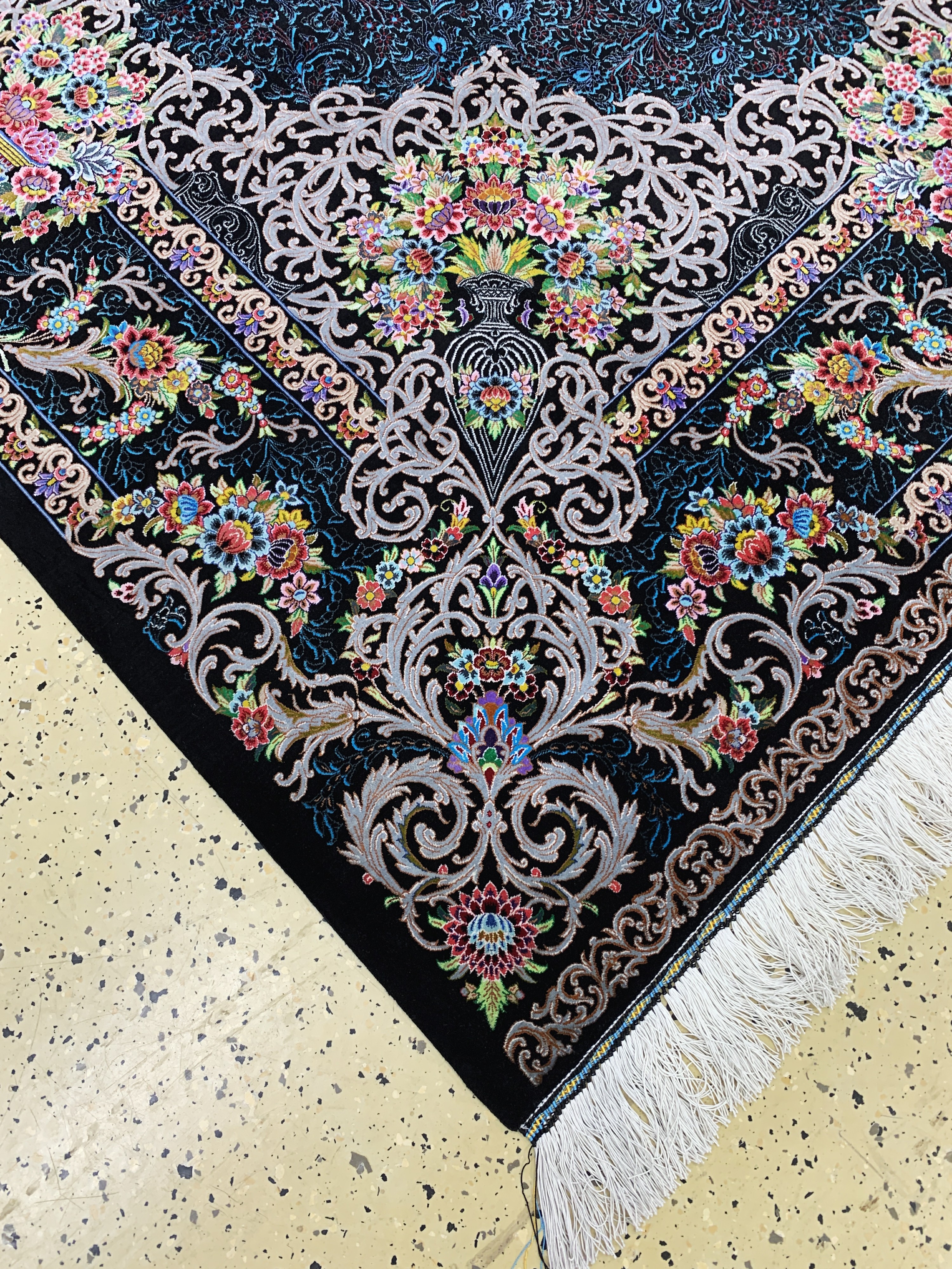Detail g: Ghom Seide fein signiert, Persien, ca. 20 Jahre, reine Naturseide, ca. 303 x 199 cm, ca.1,0 Mio. Kn/qm, (sehr guter Zustand)