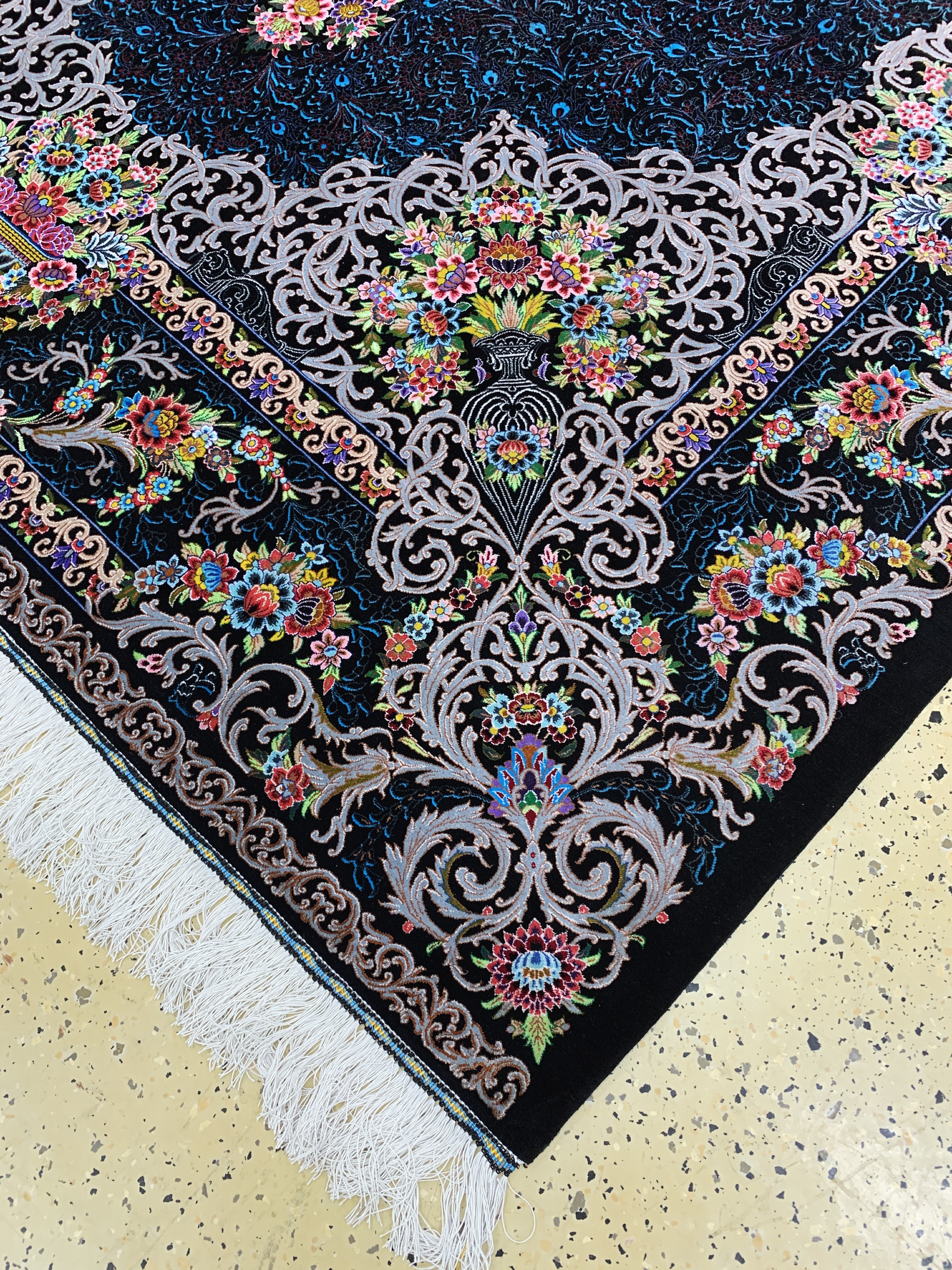Detail h: Ghom Seide fein signiert, Persien, ca. 20 Jahre, reine Naturseide, ca. 303 x 199 cm, ca.1,0 Mio. Kn/qm, (sehr guter Zustand)