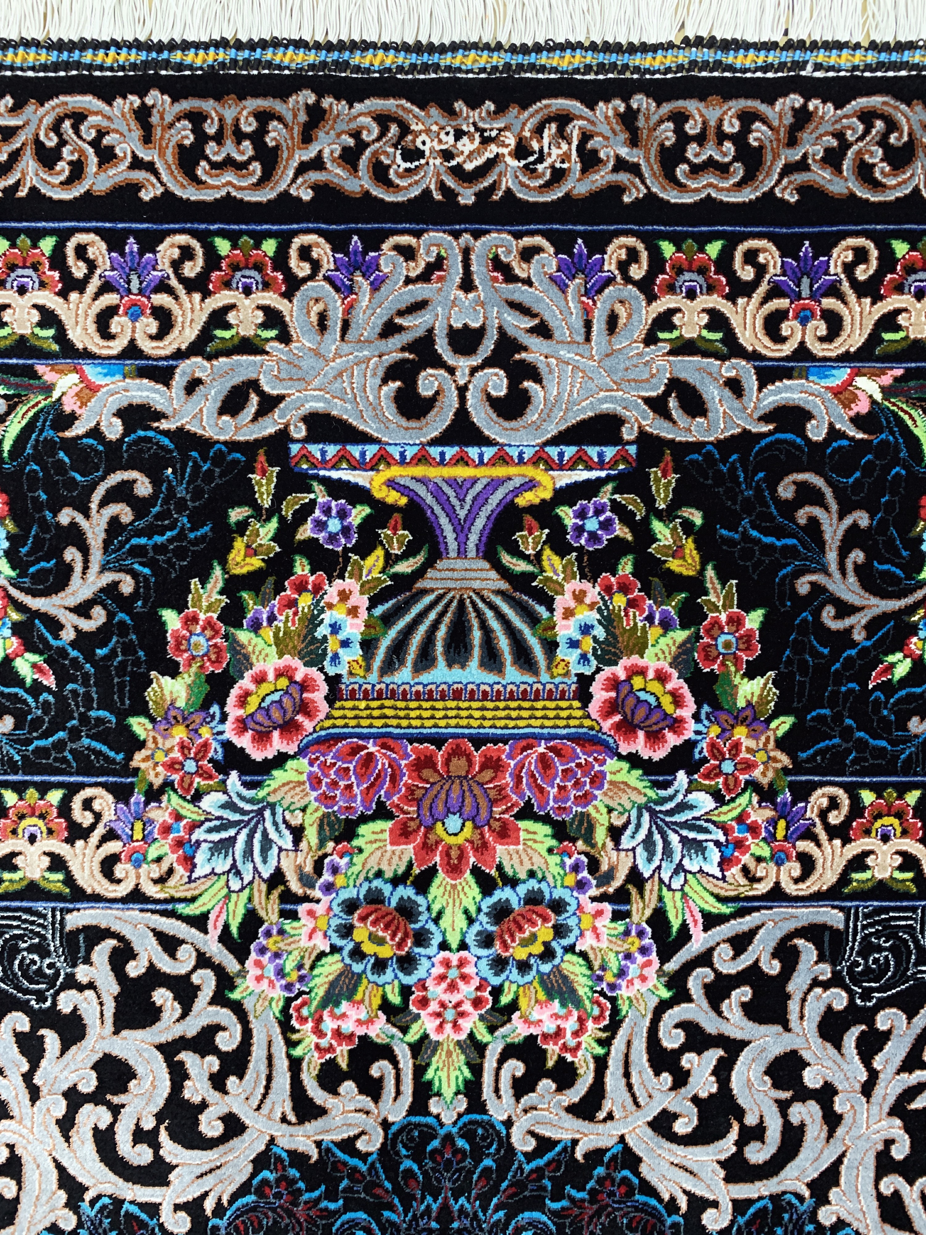 Detail i: Ghom Seide fein signiert, Persien, ca. 20 Jahre, reine Naturseide, ca. 303 x 199 cm, ca.1,0 Mio. Kn/qm, (sehr guter Zustand)