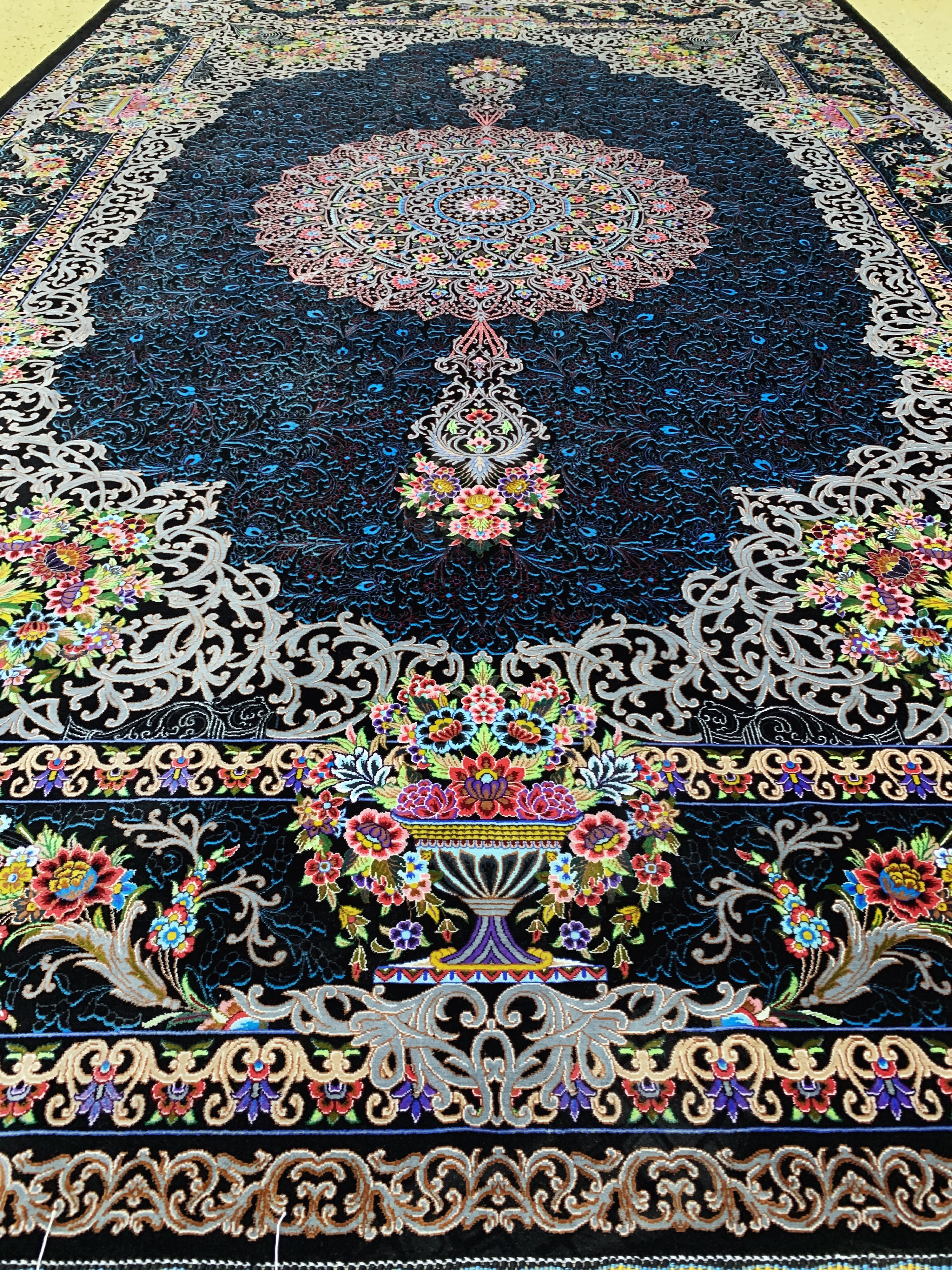 Detail j: Ghom Seide fein signiert, Persien, ca. 20 Jahre, reine Naturseide, ca. 303 x 199 cm, ca.1,0 Mio. Kn/qm, (sehr guter Zustand)