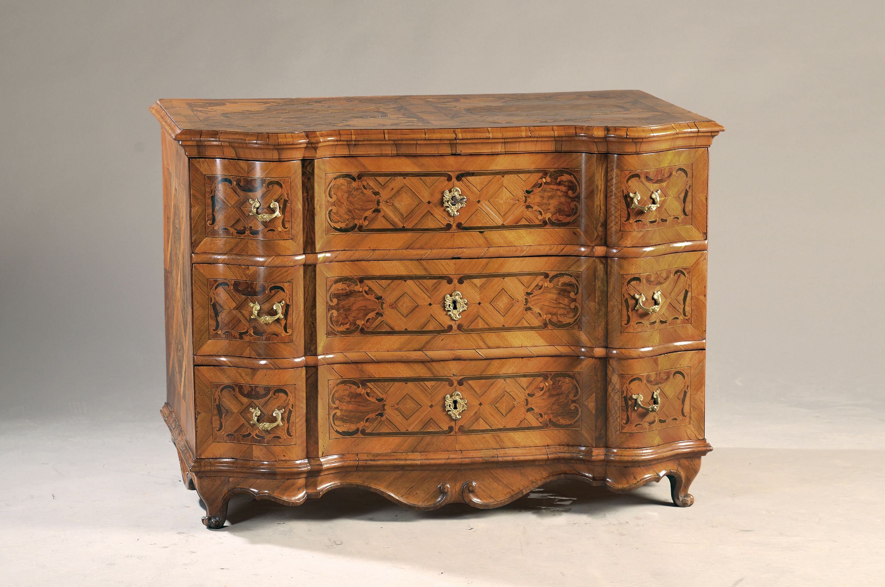 Image 27047059 - Rokoko-Kommode, wohl Main-Franken um 1750, aufwendige Marketerie, Nussbaum-, Rüster, ...