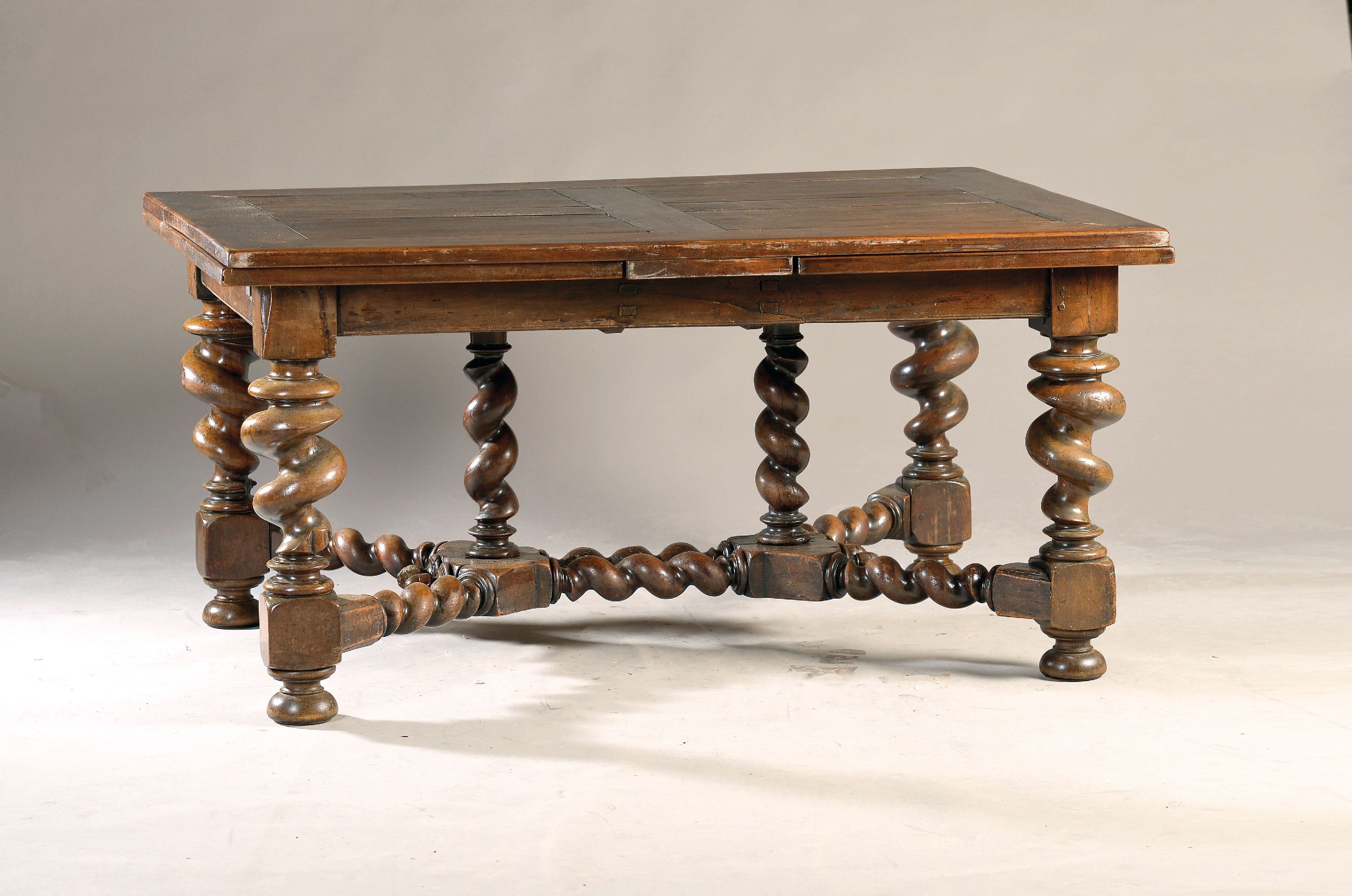 Image 27047060 - Großer barocker Ausziehtisch, wohl Danzig, um 1720, Nußbaum massiv, z.T. Furnier, ...