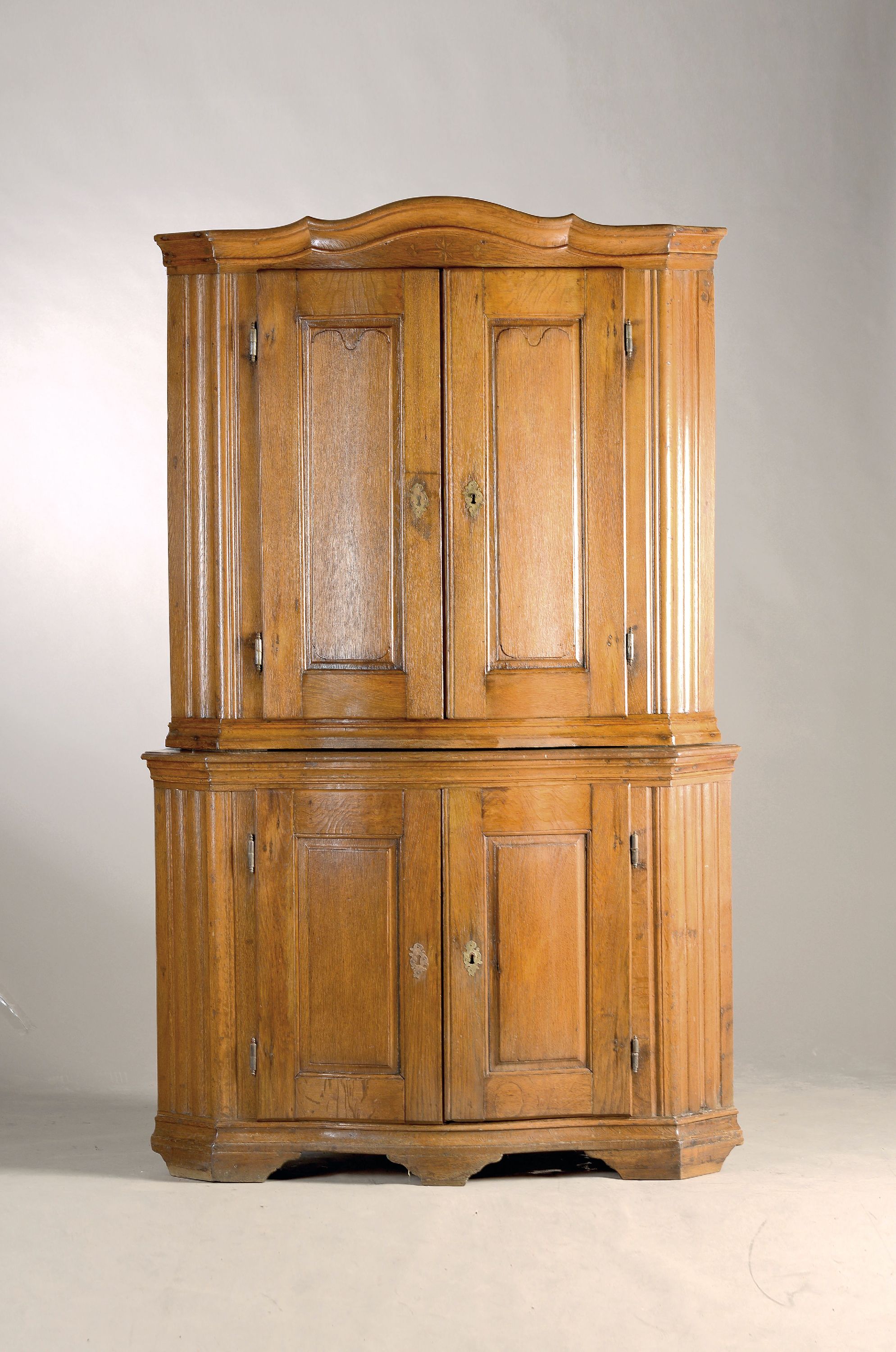 Image 27047061 - Eckschrank, deutsch, um 1760, Eiche massiv, kleine Sterneinlagen, geschweifte ...