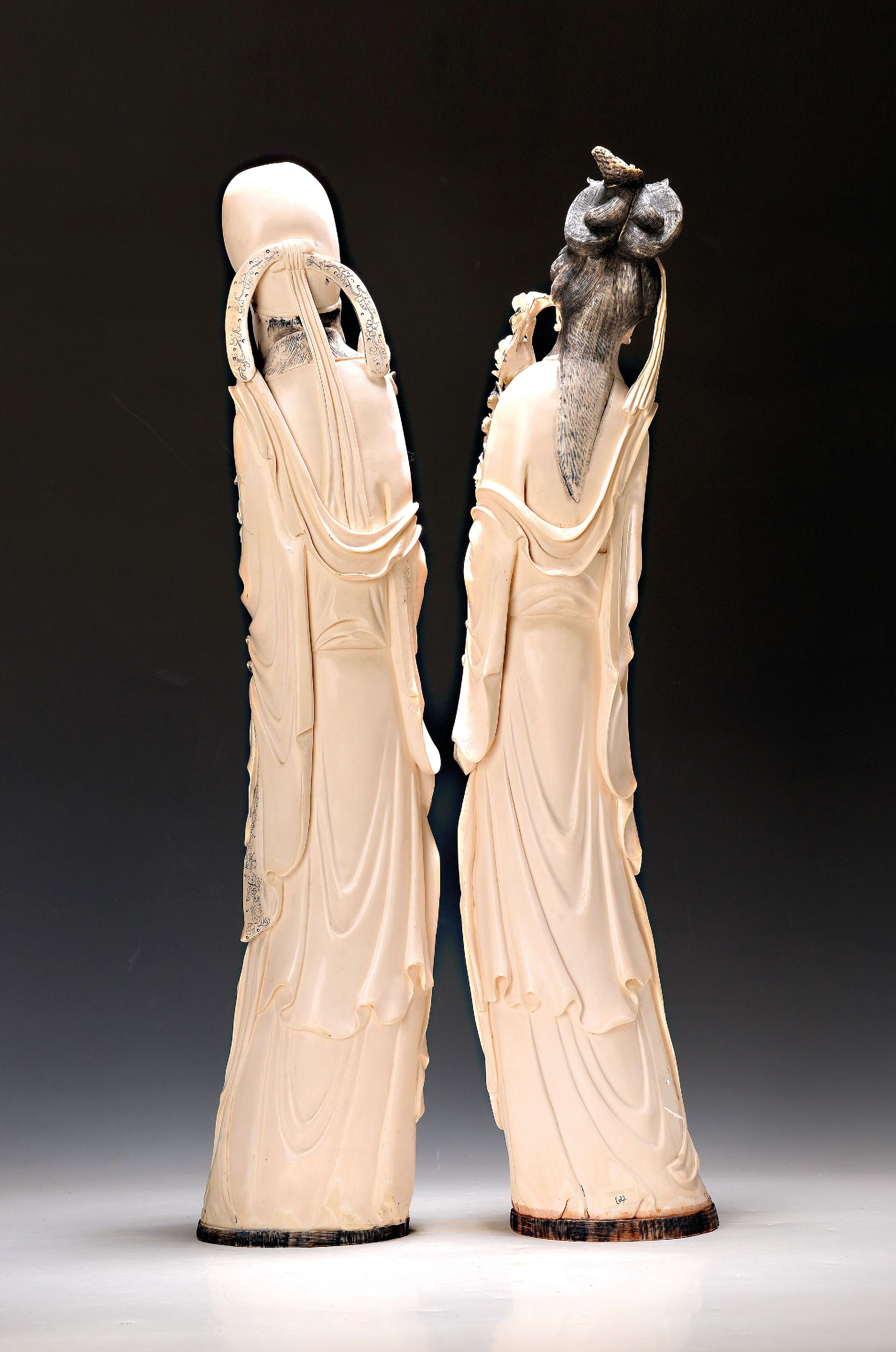 Detail a: Paar große 74cm Elfenbeinfiguren, China, um 1900, jeweils aus einem kompletten Zahn vollplastisch geschnitzt, Kaiser und Kaiserin, in langen ...