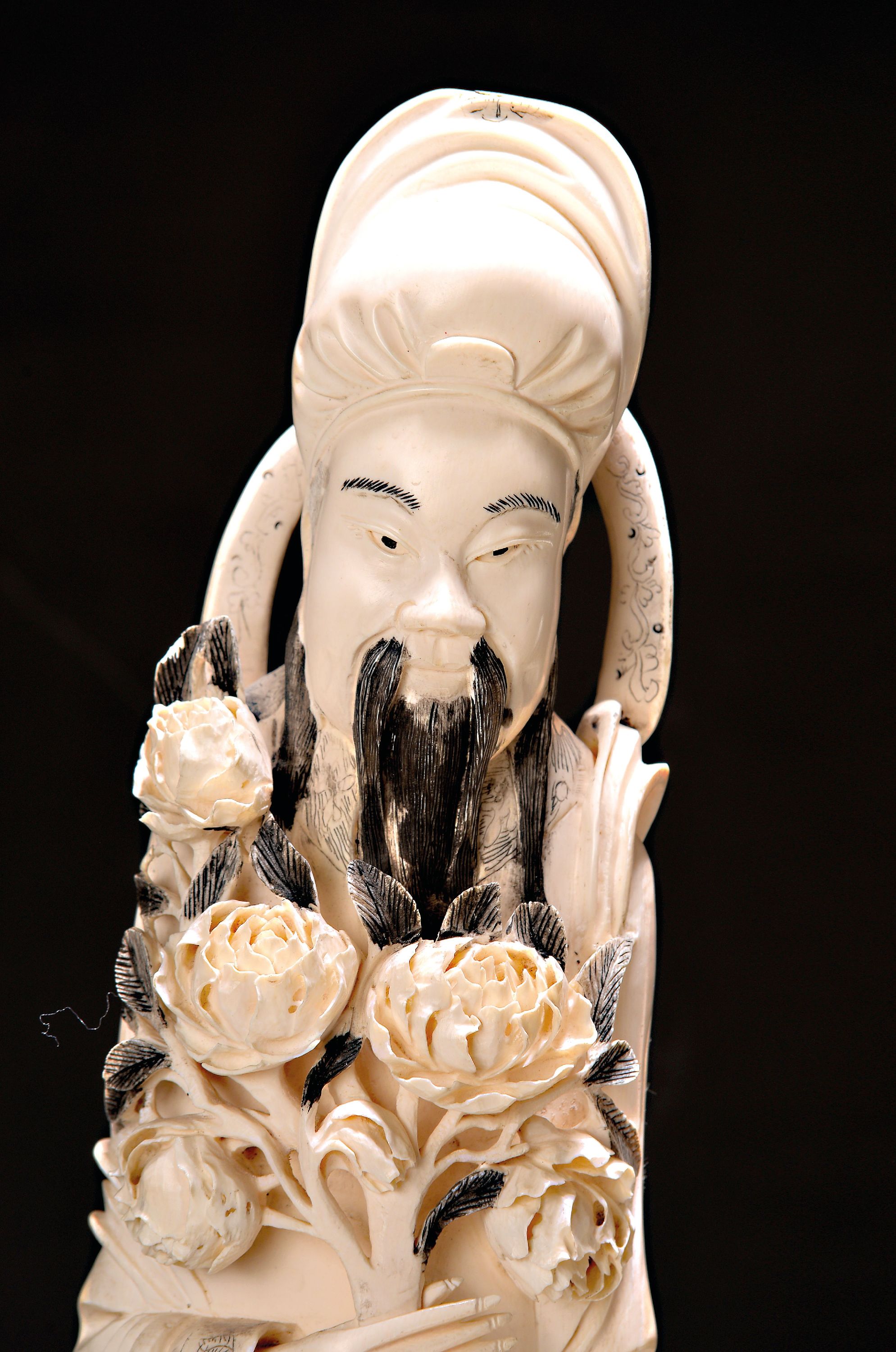 Detail b: Paar große 74cm Elfenbeinfiguren, China, um 1900, jeweils aus einem kompletten Zahn vollplastisch geschnitzt, Kaiser und Kaiserin, in langen ...