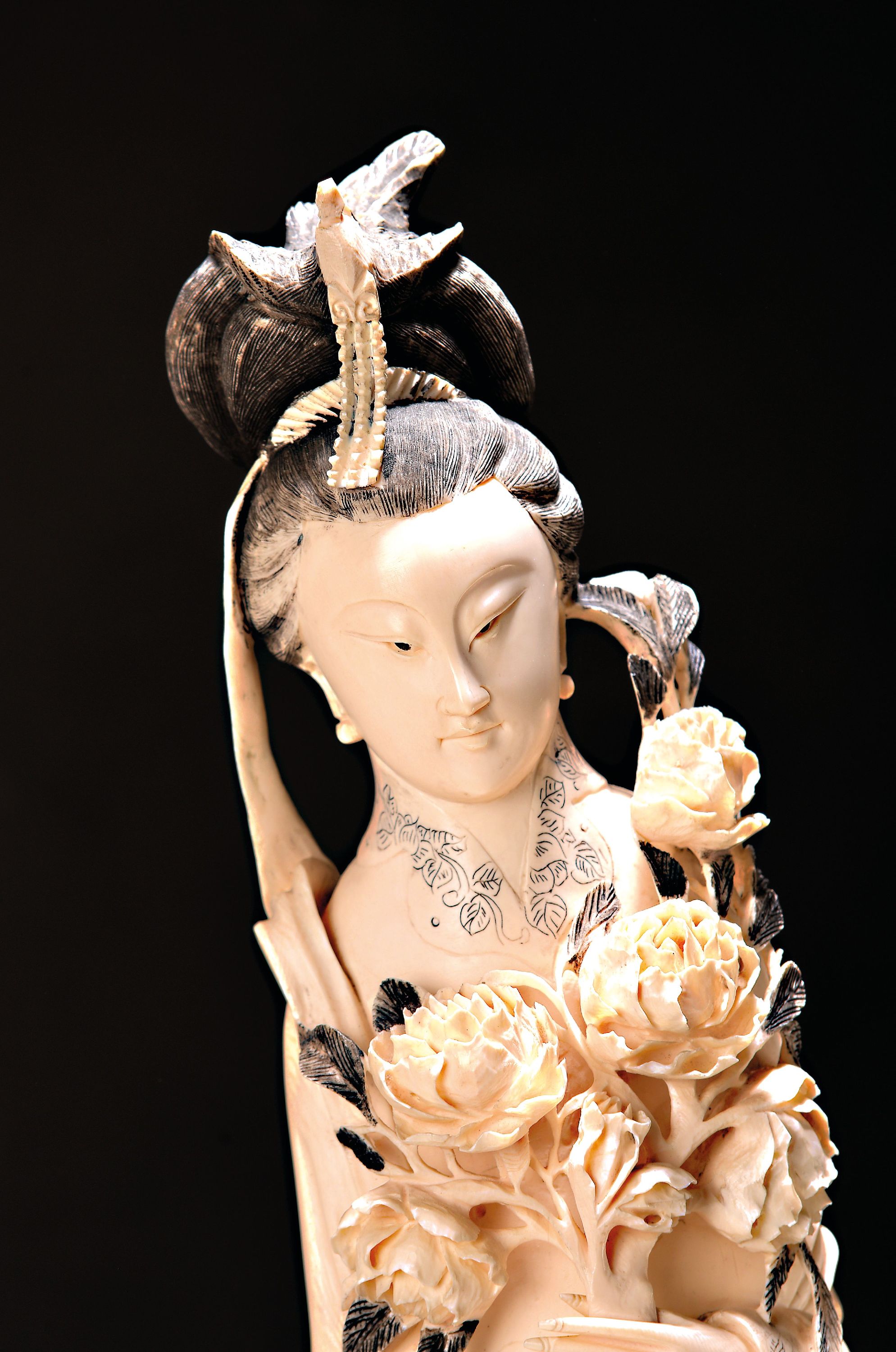 Detail c: Paar große 74cm Elfenbeinfiguren, China, um 1900, jeweils aus einem kompletten Zahn vollplastisch geschnitzt, Kaiser und Kaiserin, in langen ...