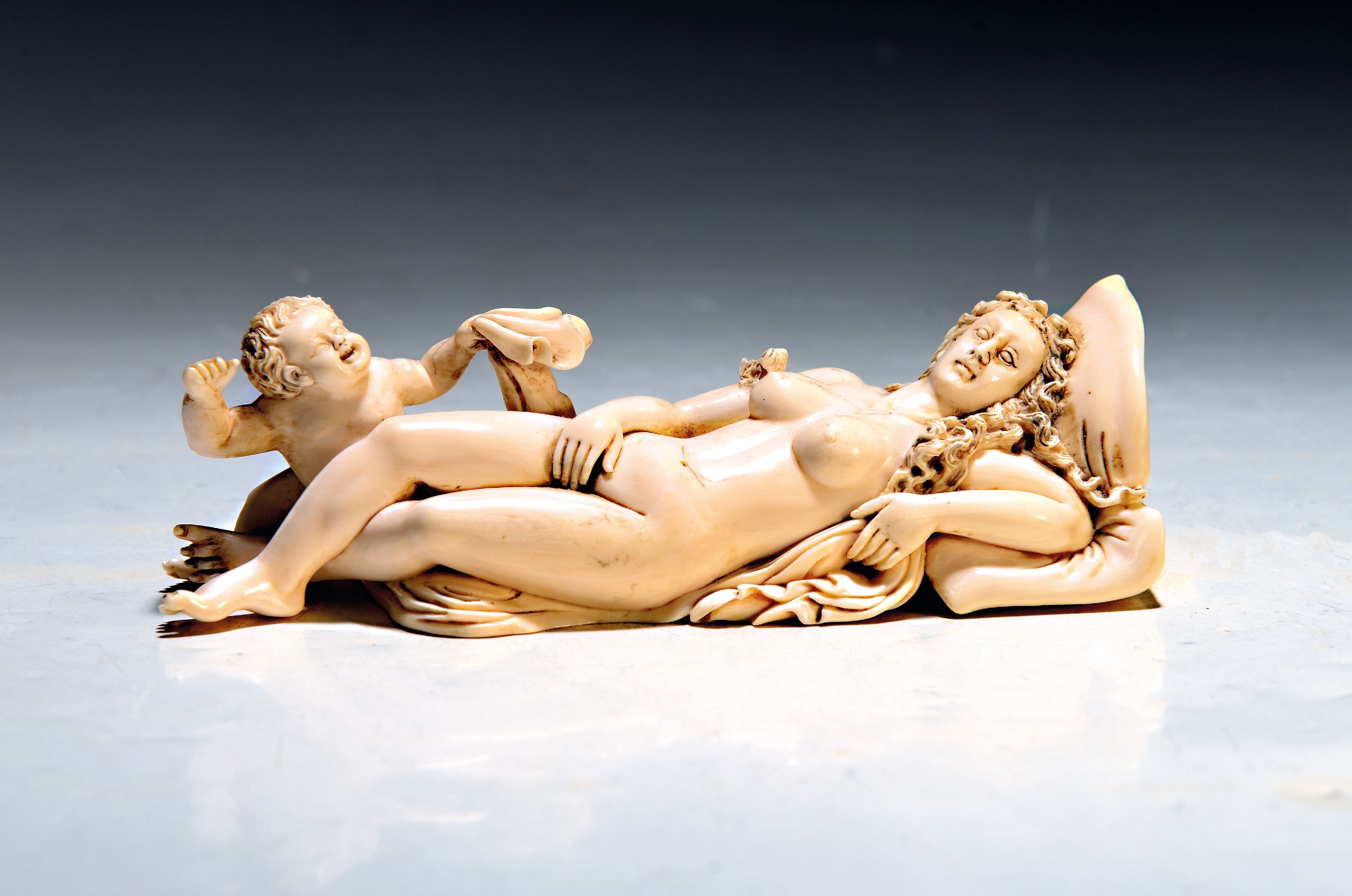 Image 27047068 - Elfenbeinfigur, wohl flämisch, 17./18. Jh., liegende Venus mit Amor, die Göttin hat ...