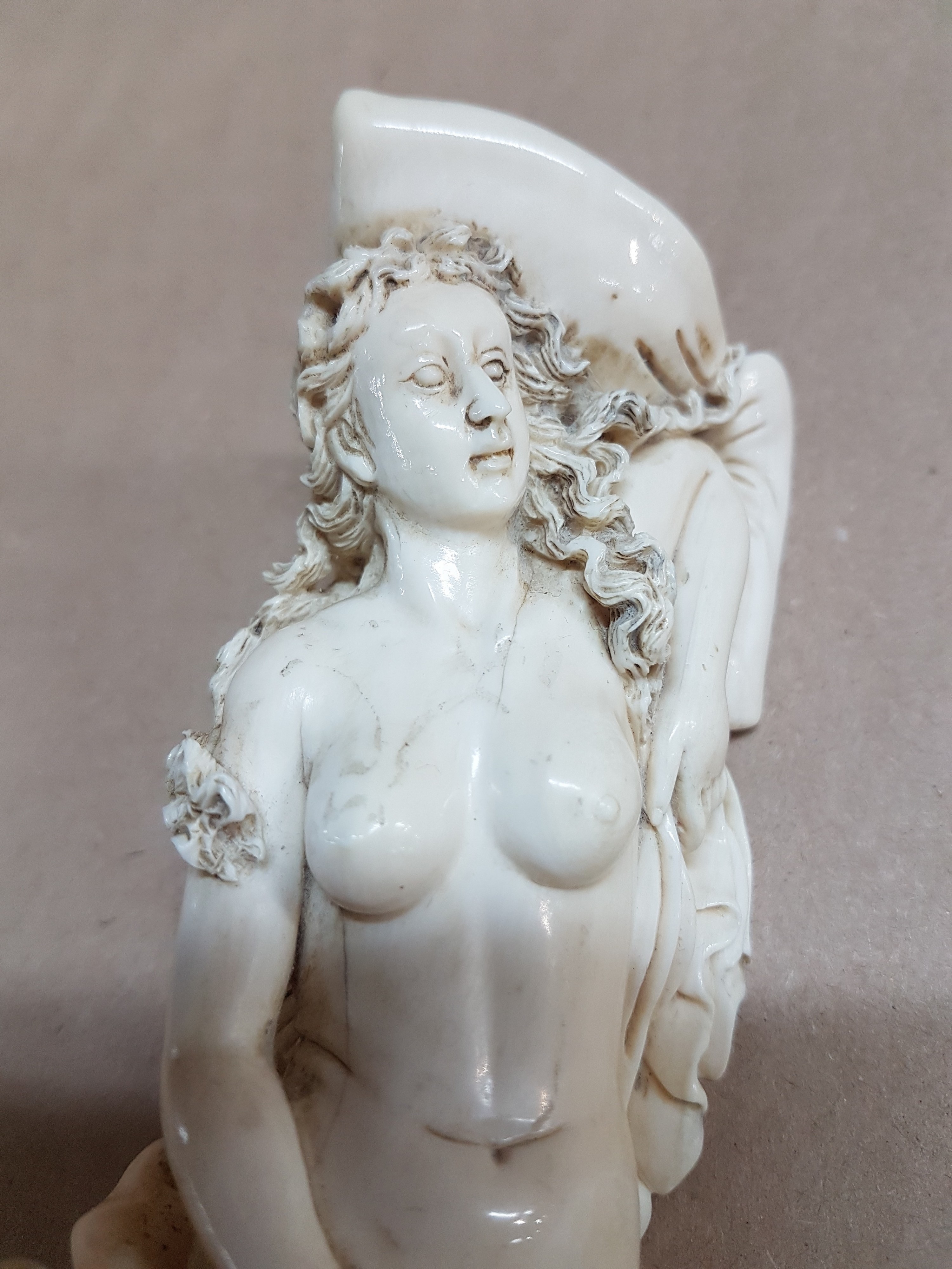 Detail n: Elfenbeinfigur, wohl flämisch, 17./18. Jh., liegende Venus mit Amor, die Göttin hat ihren Kopf auf einem Kissen liegen, mit einer Hand verdeckt sie ...