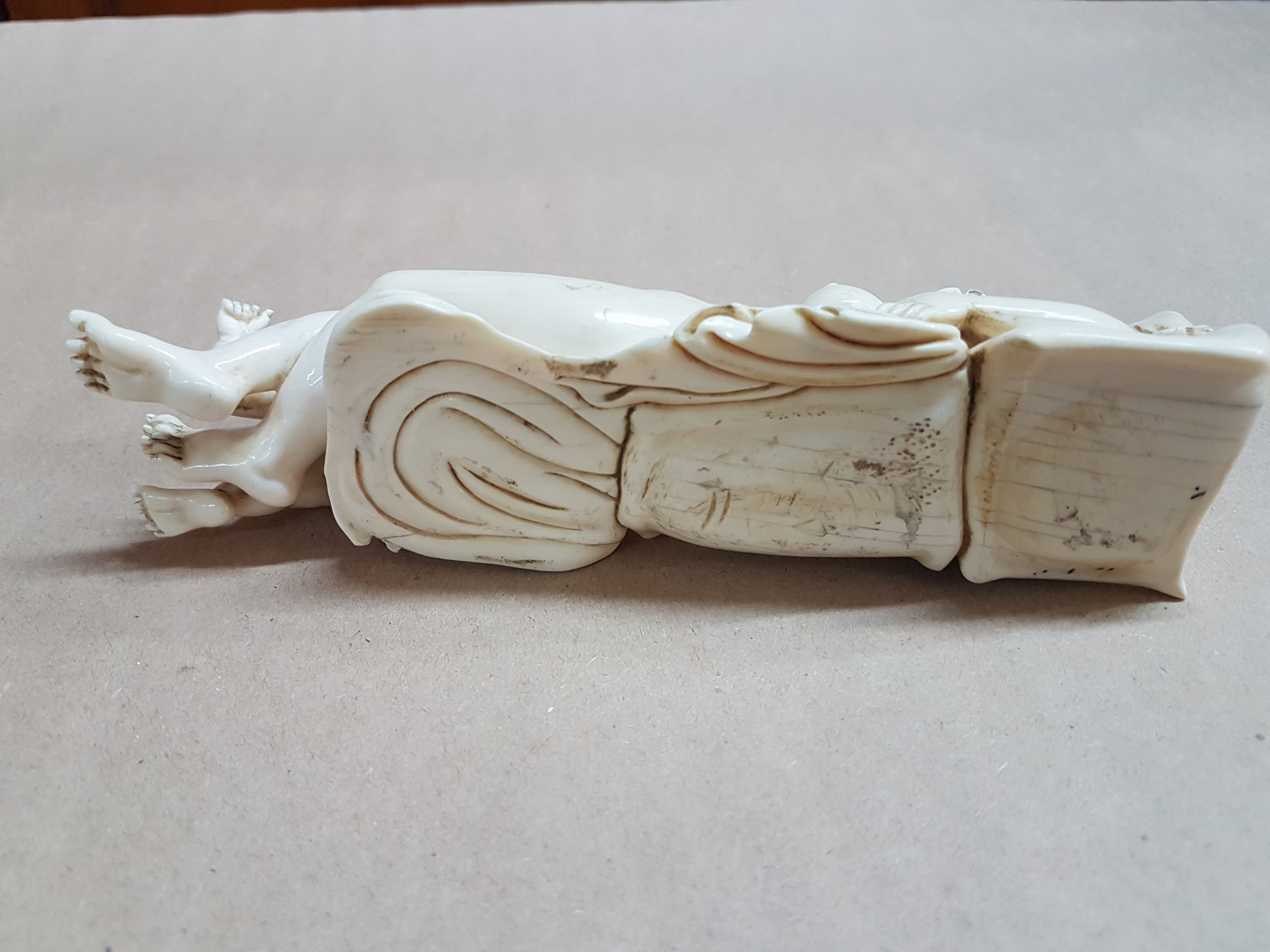 Detail o: Elfenbeinfigur, wohl flämisch, 17./18. Jh., liegende Venus mit Amor, die Göttin hat ihren Kopf auf einem Kissen liegen, mit einer Hand verdeckt sie ...