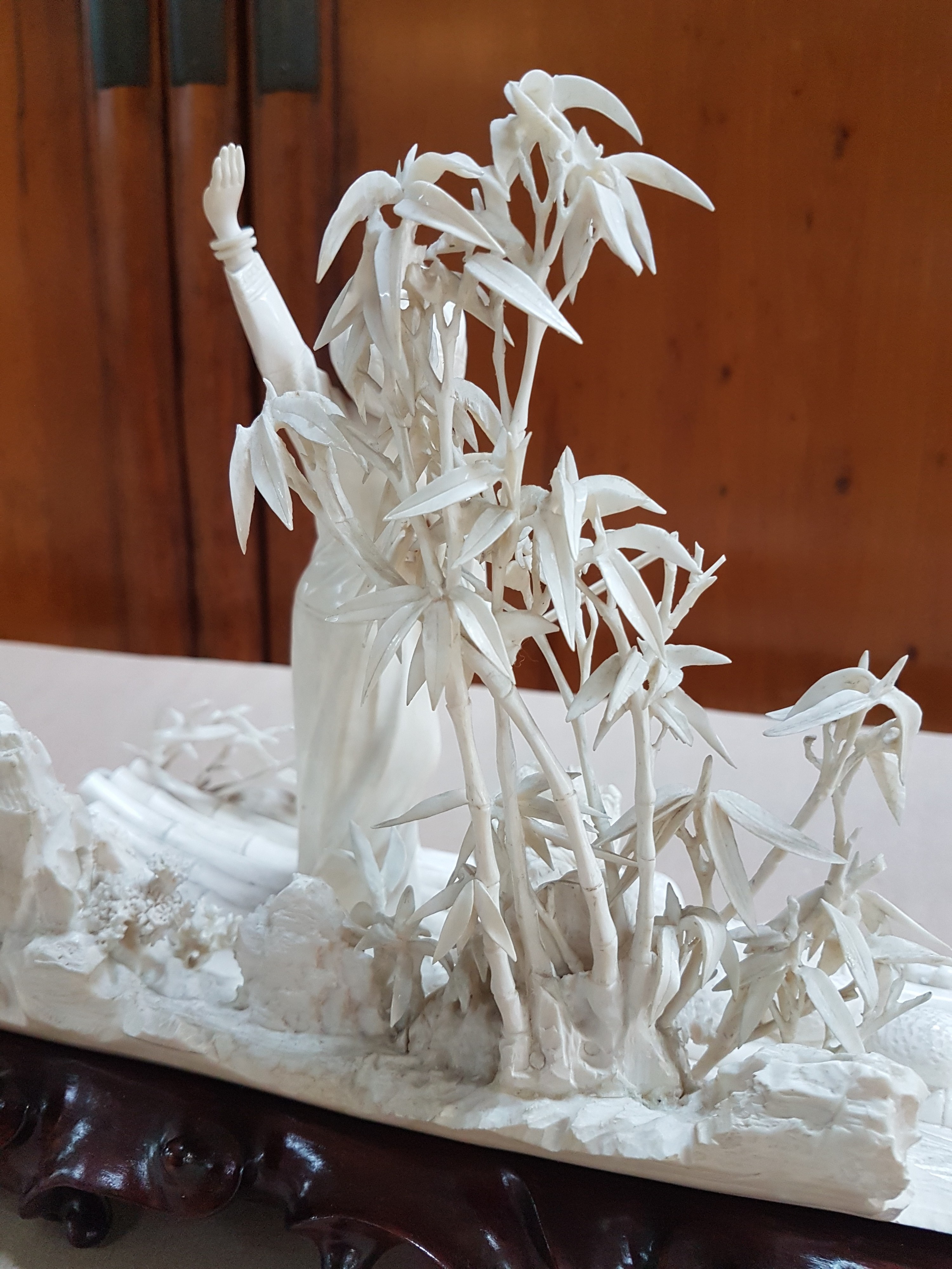 Detail k: Elfenbeinschnitzerei, China um 1900, Obstverkäuferin auf Floß, junge Frau mit erhobenem Arm und Stange, dahinter felsige Landschaft mit Bambus, ...