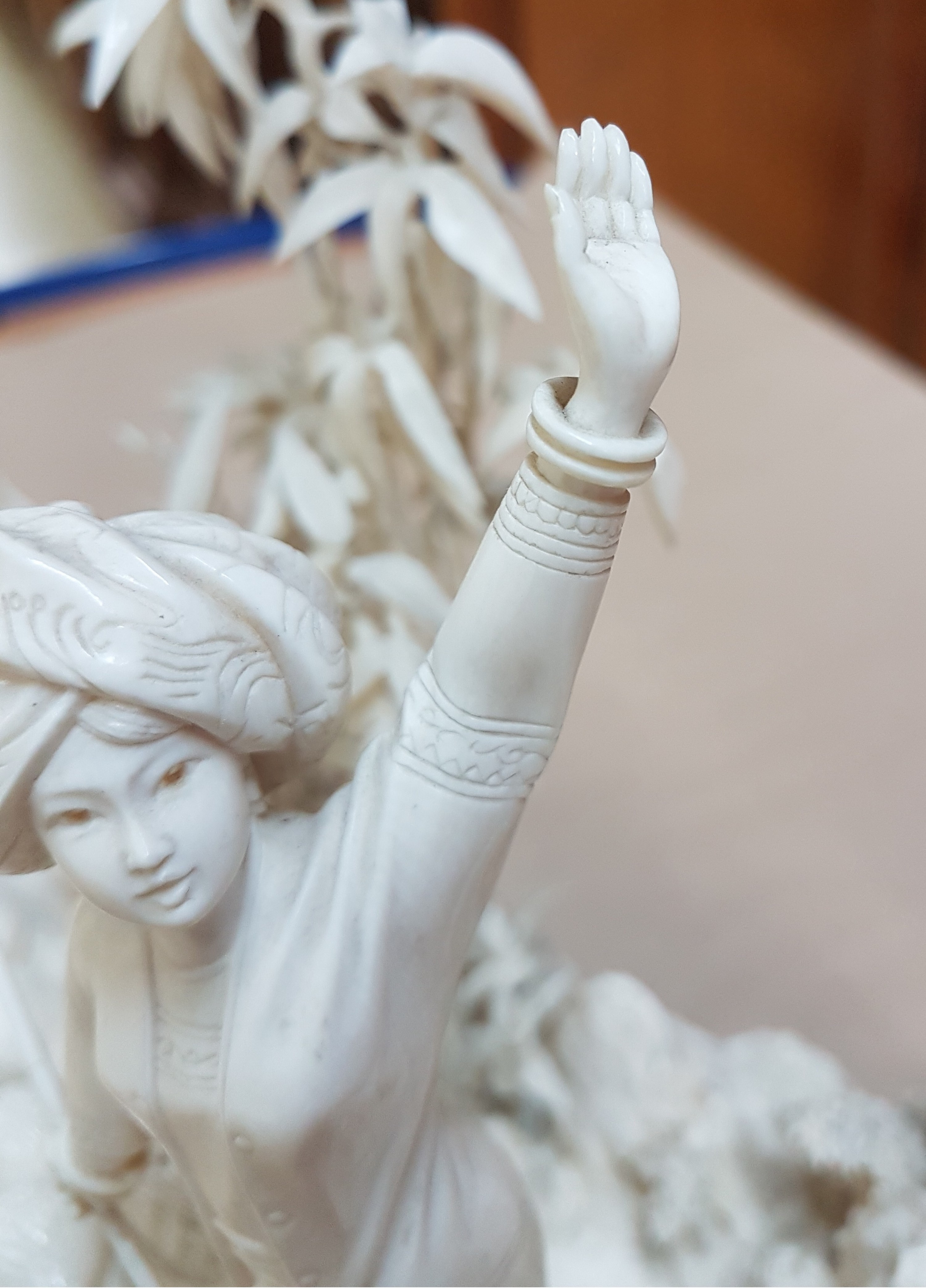 Detail r: Elfenbeinschnitzerei, China um 1900, Obstverkäuferin auf Floß, junge Frau mit erhobenem Arm und Stange, dahinter felsige Landschaft mit Bambus, ...