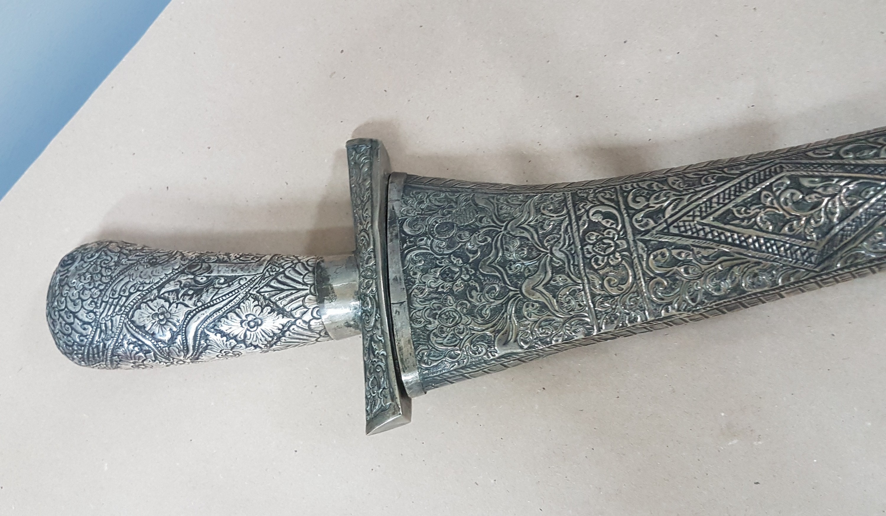 Detail a: Kris, wohl Südsumatra, Palembang, 19. Jh., aufwendige Klinge, silberne Scheide und Griff mit floralem Dekor verziert, L. ca. 69 cm